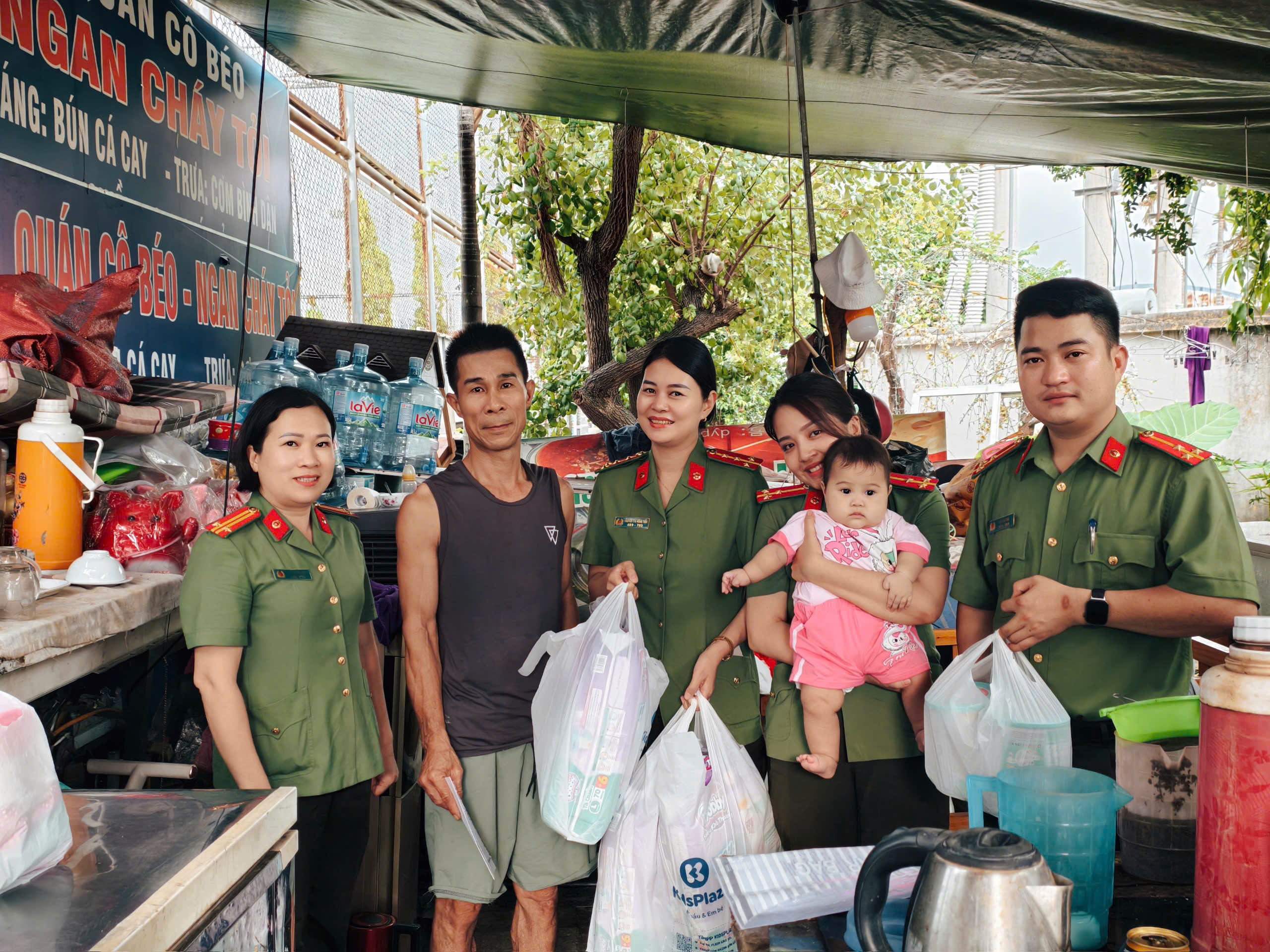 Hội Phụ nữ và Đoàn Thanh niên Phòng Tổ chức cán bộ trao quà, hỗ trợ trẻ em có hoàn cảnh đặc biệt